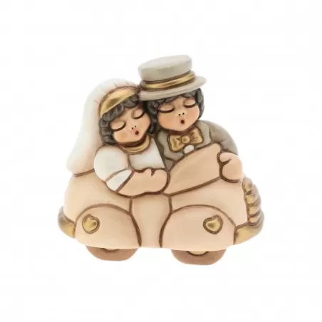 Coppia sposini su macchina piccola  - Thun