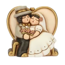 Coppia di sposini grandi su panchina - Thun