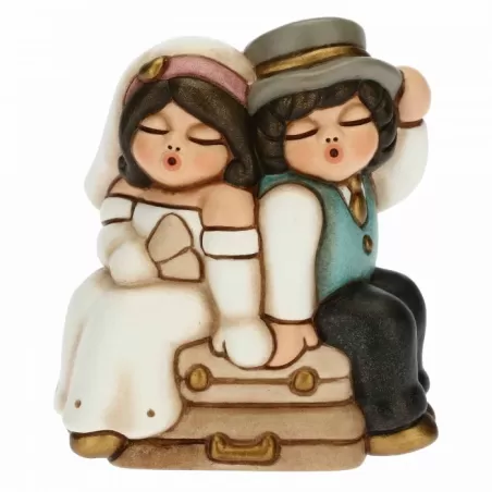 Coppia sposini ironici piccoli su valigie - Thun